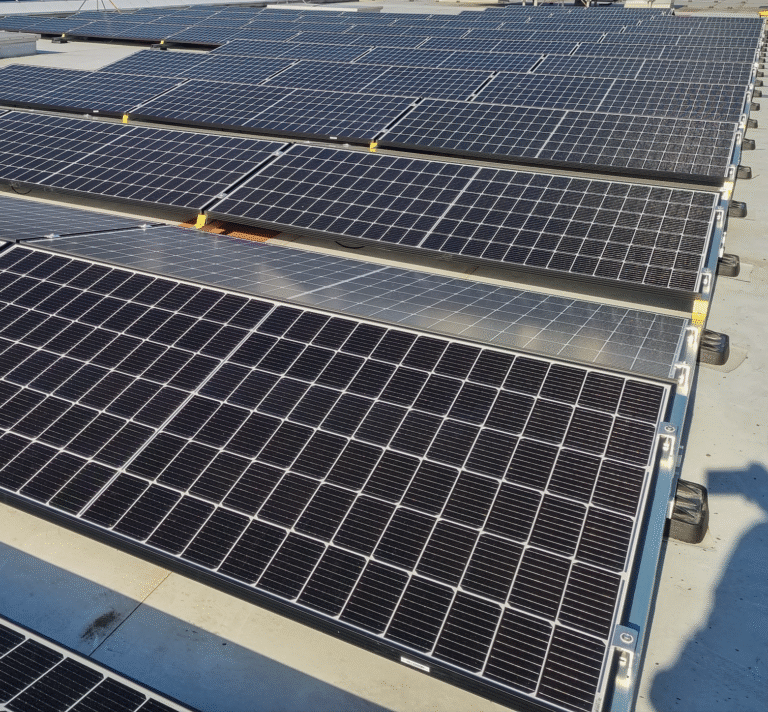 Pohledn na instalované fotovoltaické panely na firemním objektu v Plzni.