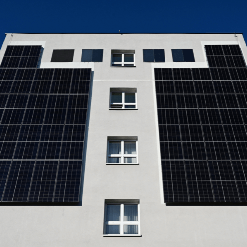 Pohled na fotovoltaickou elektrárnu instalovanou pro SVJ v Karlovarském kraji.